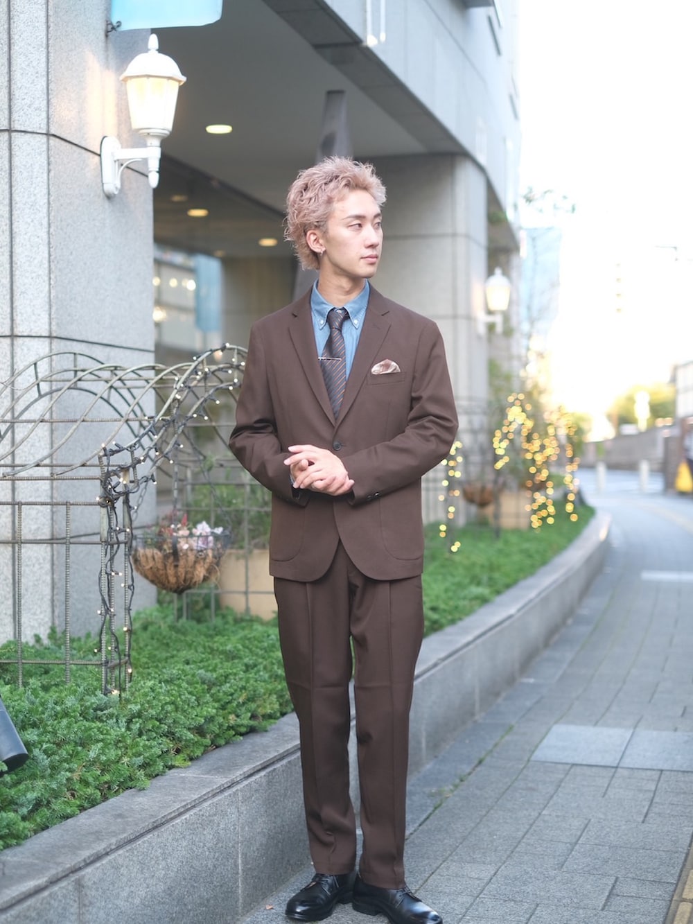 ブラウン系のその他アウター、ブラウン系のその他パンツ、ブルー系のシャツ/ブラウスを着用したメンズの秋コーディネートの3枚目の写真