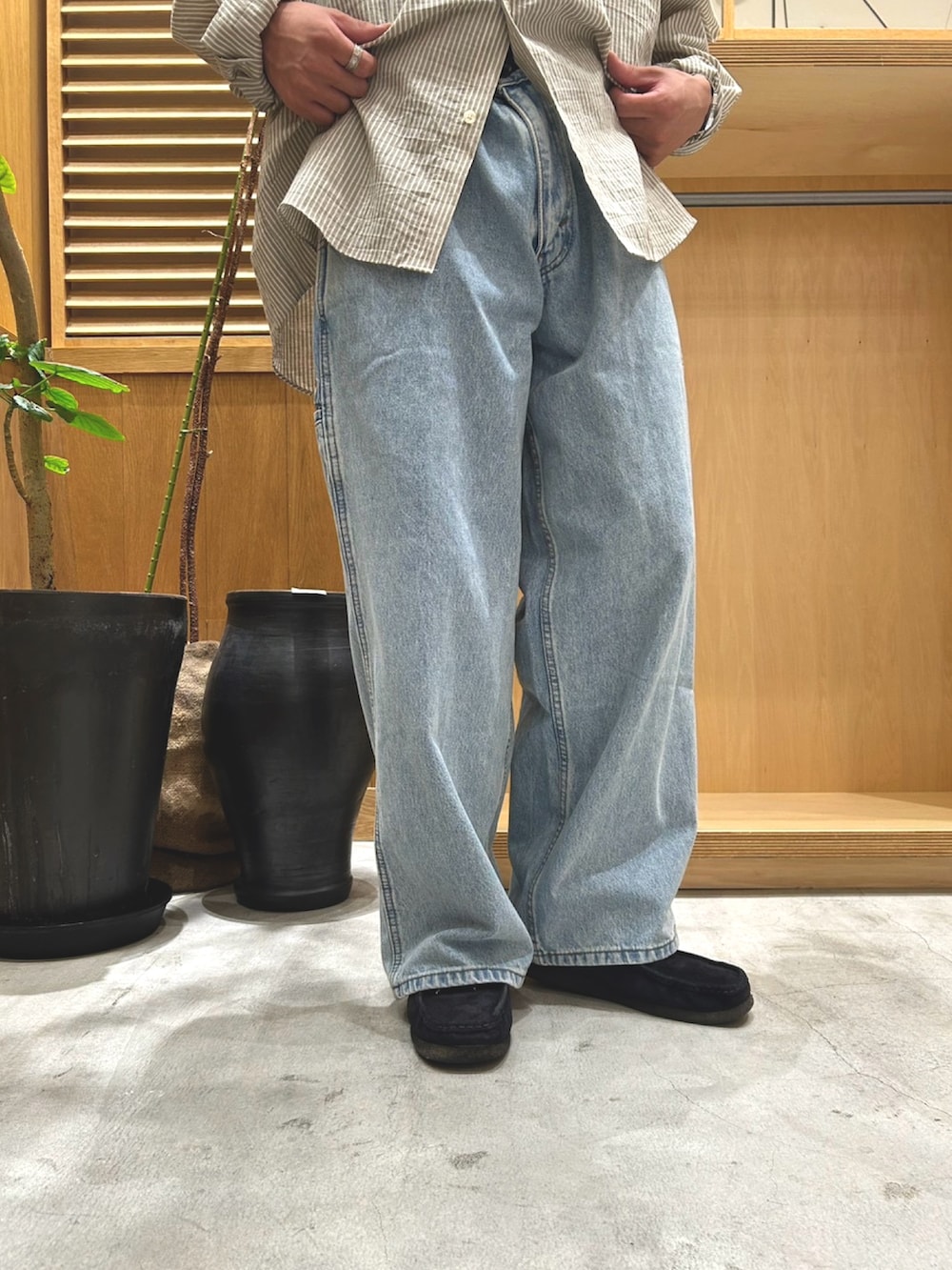 ベージュ系のシャツ/ブラウス、ブルー系のデニムパンツ、ブラック系のトートバッグを着用したメンズの秋コーディネートの4枚目の写真