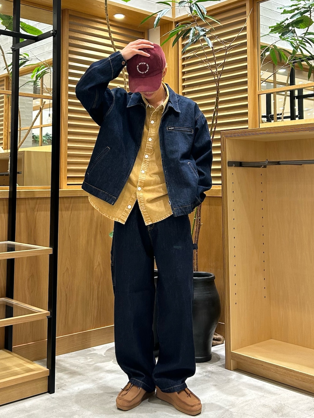 ベージュ系のシャツ/ブラウス、ブルー系のデニムジャケット、ブルー系のデニムパンツを着用したメンズの秋コーディネートの2枚目の写真