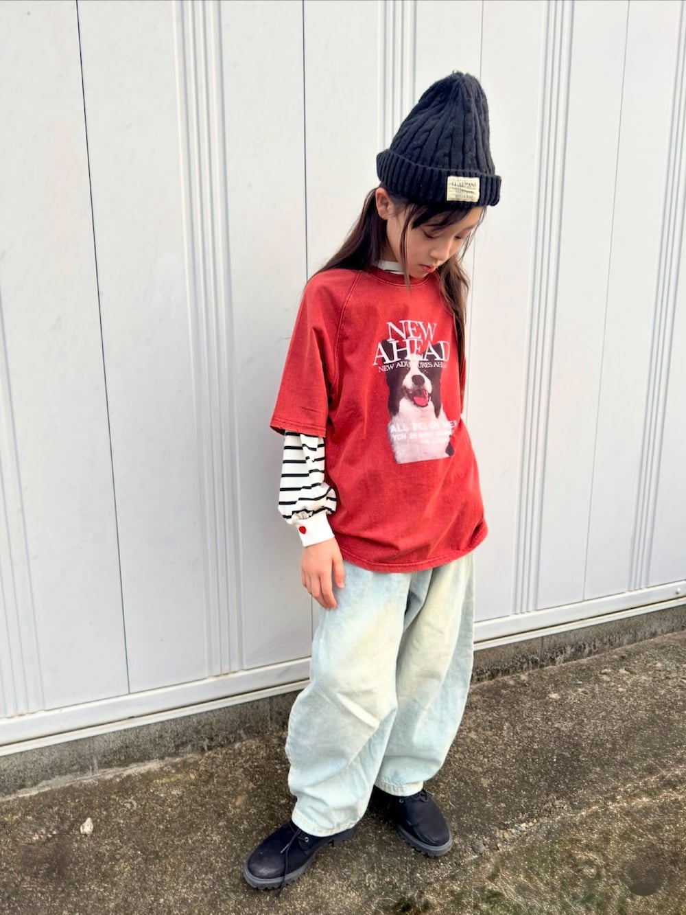 レッド系のTシャツ/カットソー、ホワイト系のトップス、ブルー系のデニムパンツを着用したキッズの秋コーディネートの3枚目の写真