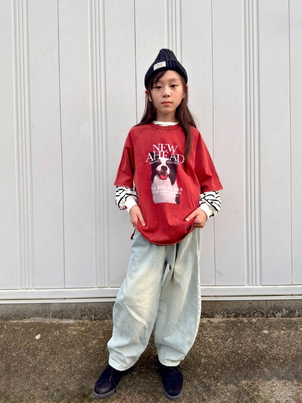 レッド系のTシャツ/カットソー、ホワイト系のトップス、ブルー系のデニムパンツを着用したキッズの秋コーディネートの2枚目の写真