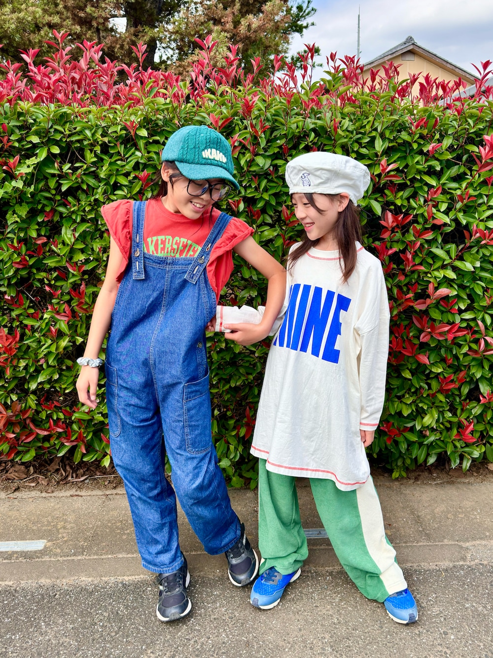 ホワイト系のTシャツ/カットソー、グリーン系のその他パンツ、ブルー系のサロペット/オーバーオールを着用したキッズの秋コーディネートの3枚目の写真