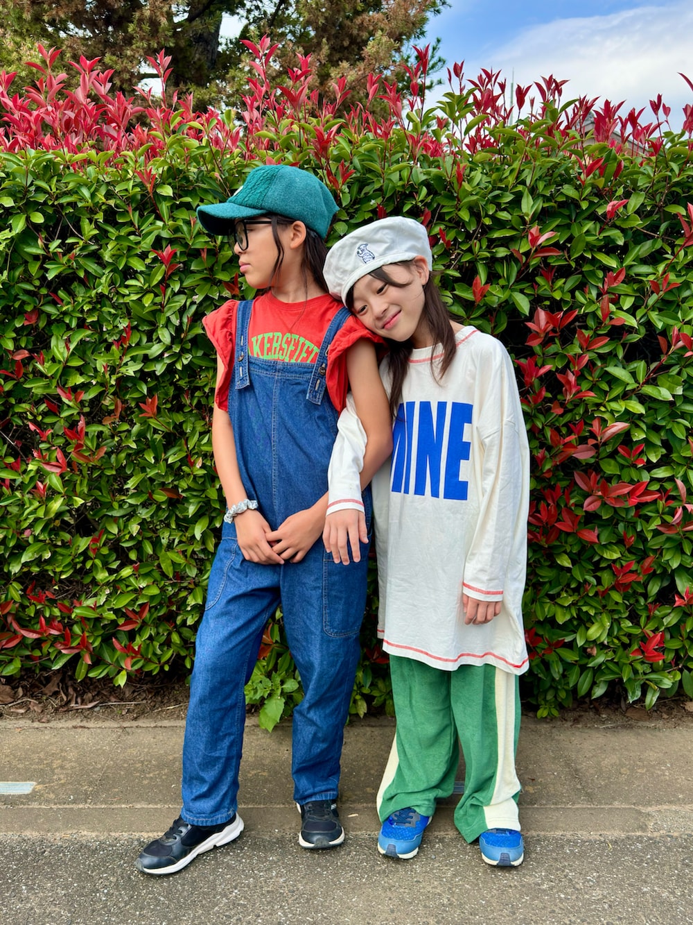 ホワイト系のTシャツ/カットソー、グリーン系のその他パンツ、ブルー系のサロペット/オーバーオールを着用したキッズの秋コーディネートの2枚目の写真