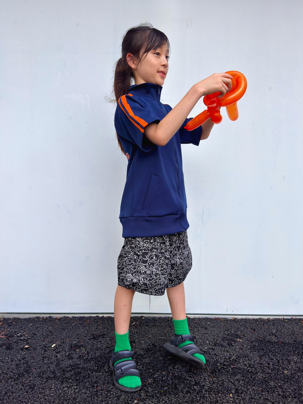 ブラック系のサンダル、ブルー系のジャージ、ブラック系のパンツを着用したキッズの夏コーディネートの2枚目の写真