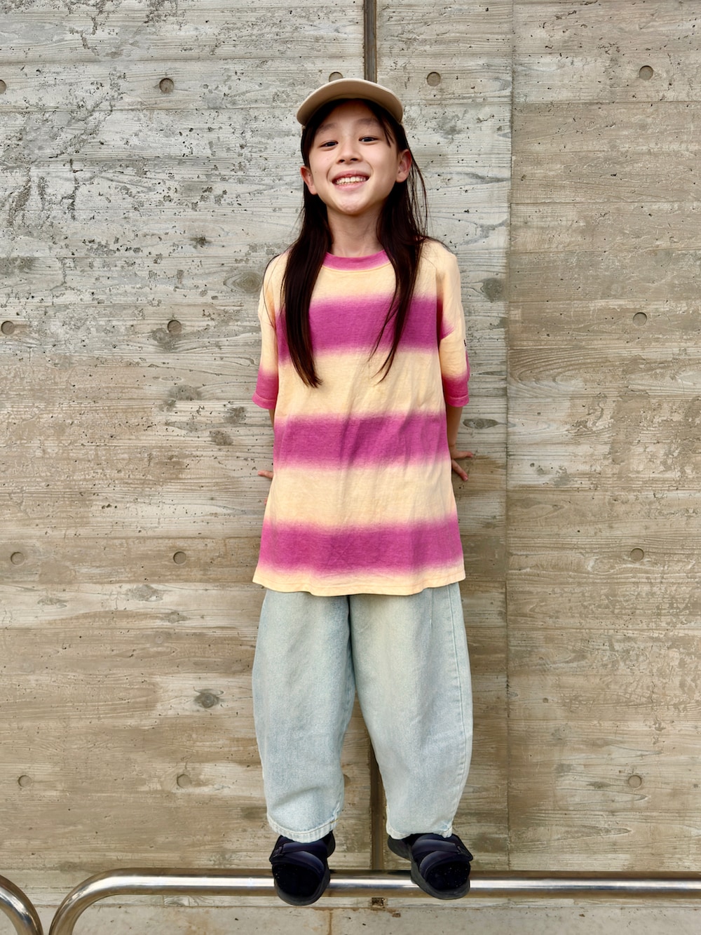 ブラック系のサンダル、ピンク系のTシャツ/カットソー、ブルー系のデニムパンツを着用したキッズの夏コーディネートの3枚目の写真