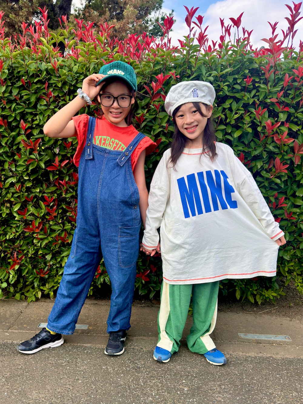 ホワイト系のTシャツ/カットソー、グリーン系のその他パンツ、ブルー系のサロペット/オーバーオールを着用したキッズの秋コーディネートの4枚目の写真