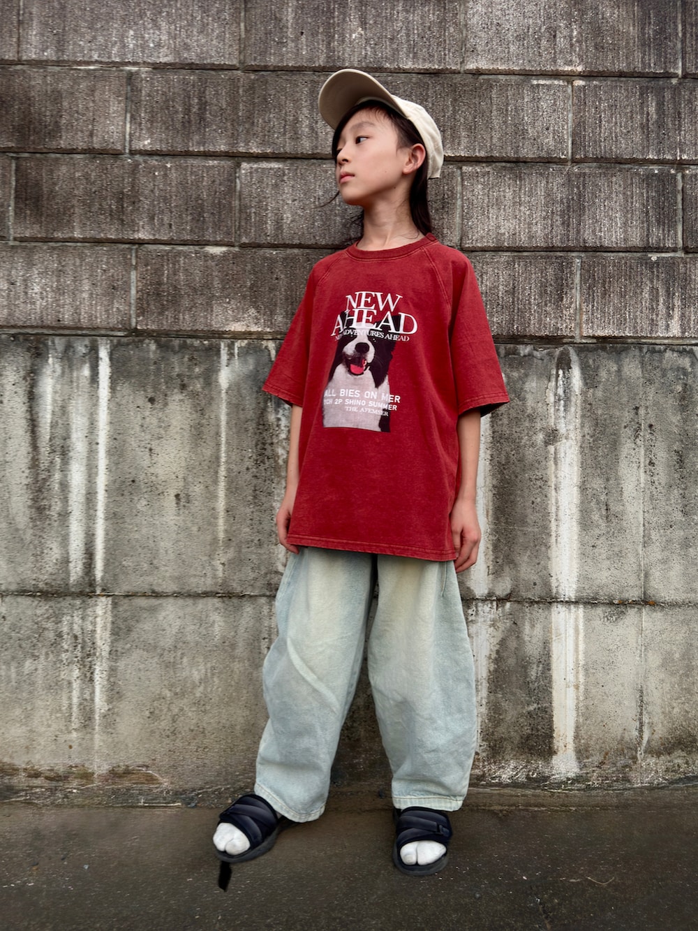 ブラック系のサンダル、レッド系のTシャツ/カットソー、ブルー系のデニムパンツを着用したキッズの夏コーディネートの2枚目の写真