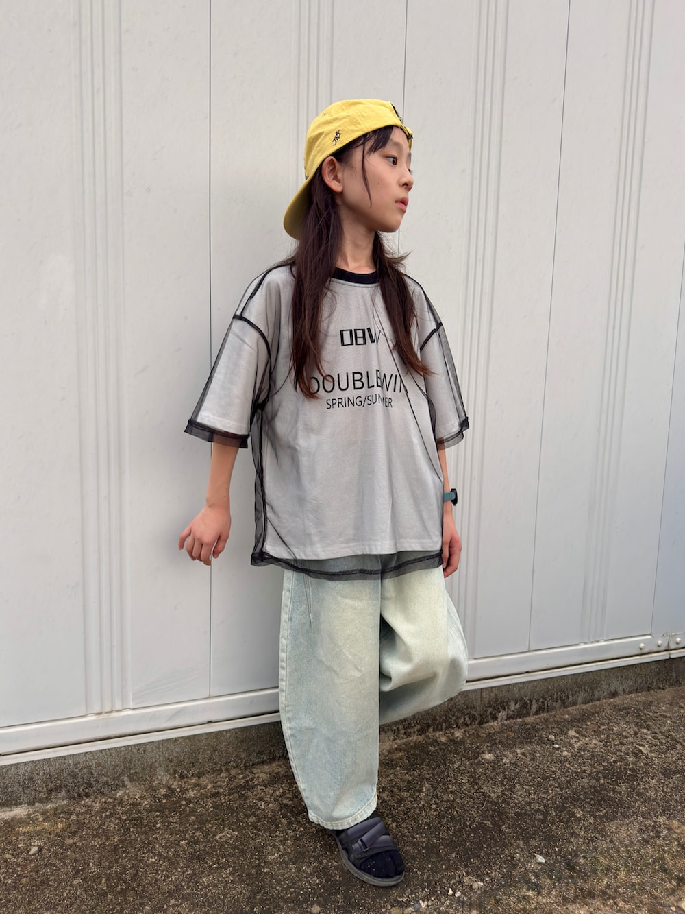 グレー系のTシャツ/カットソー、ブルー系のデニムパンツ、イエロー系のキャップを着用したキッズの夏コーディネートの3枚目の写真