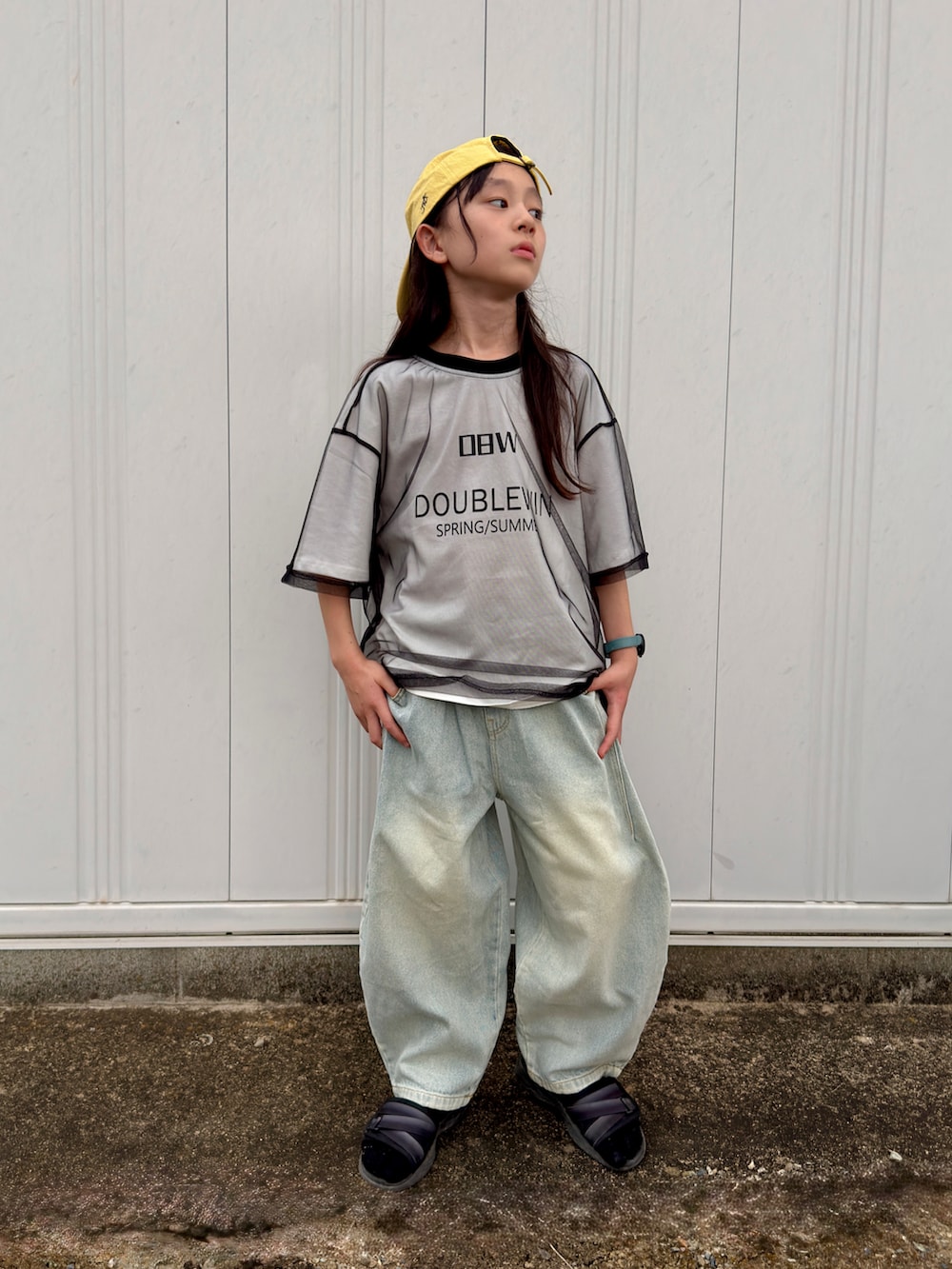グレー系のTシャツ/カットソー、ブルー系のデニムパンツ、イエロー系のキャップを着用したキッズの夏コーディネートの2枚目の写真