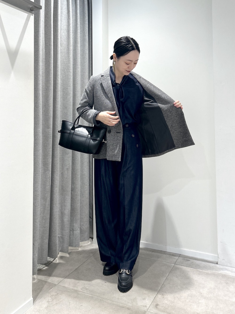 ブラック系のテーラードジャケット、ブルー系のその他パンツ、ブルー系のシャツ/ブラウスを着用したレディースの秋コーディネートの4枚目の写真