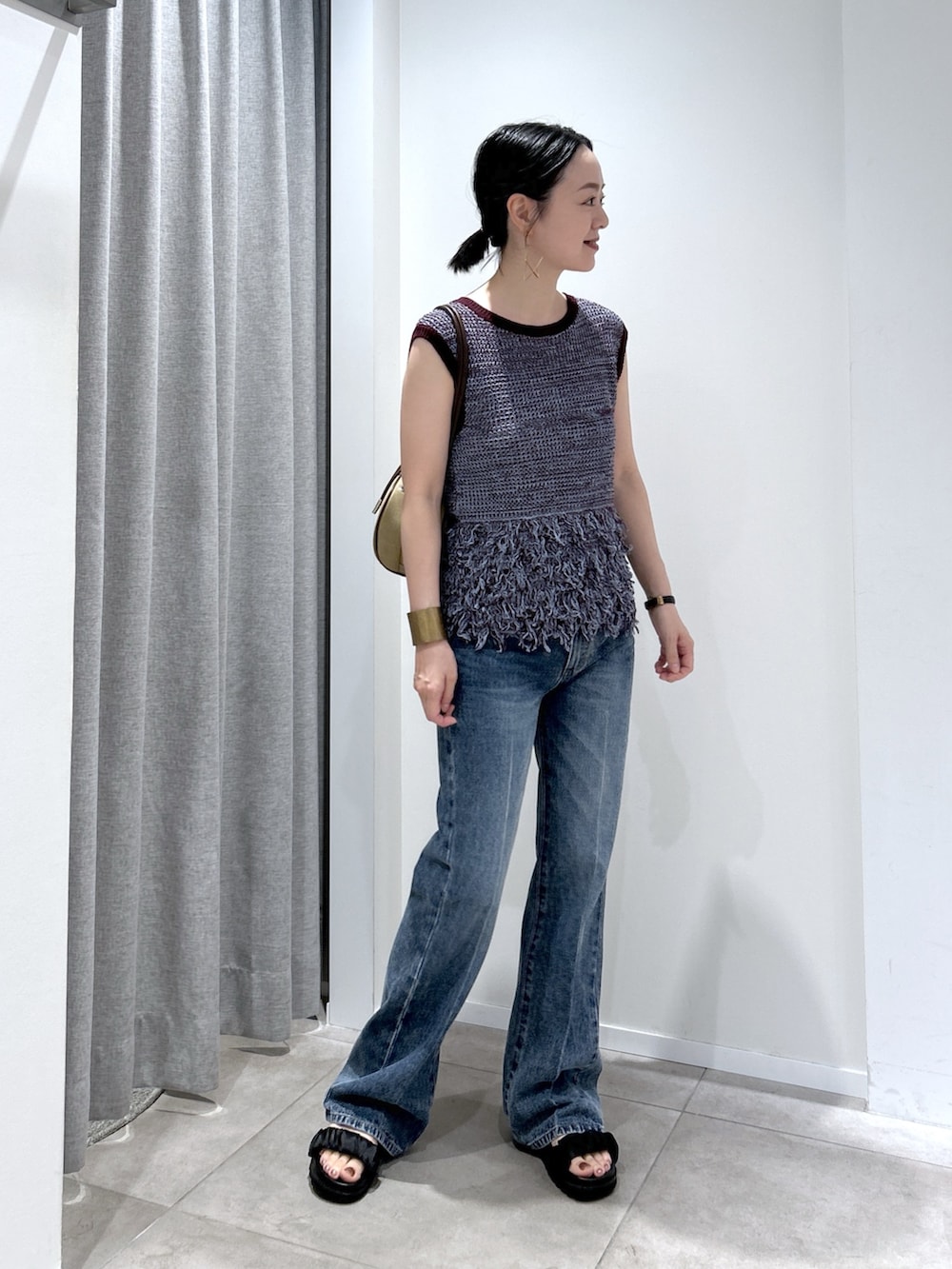 ブルー系のその他パンツ、ブラウン系のニット/セーターを着用したレディースの夏コーディネートの3枚目の写真