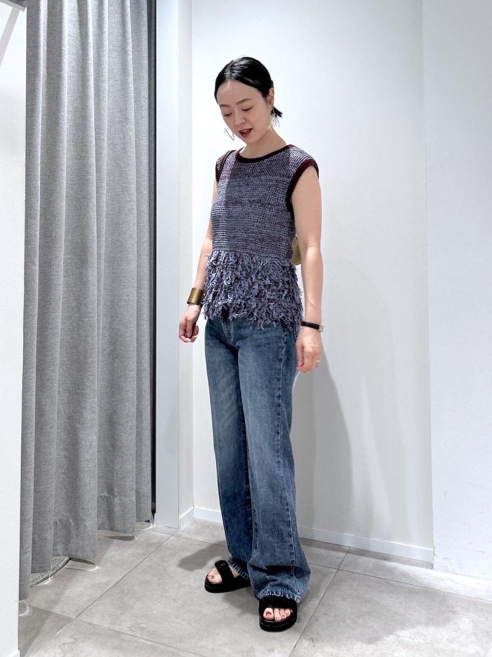 ブルー系のその他パンツ、ブラウン系のニット/セーターを着用したレディースの夏コーディネートの2枚目の写真