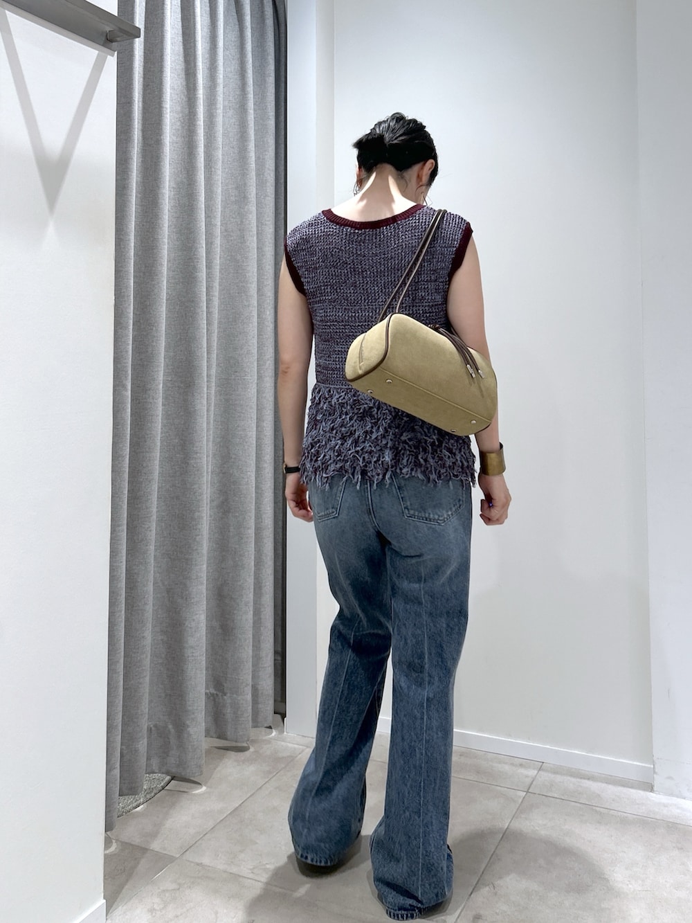 ブルー系のその他パンツ、ブラウン系のニット/セーターを着用したレディースの夏コーディネートの4枚目の写真