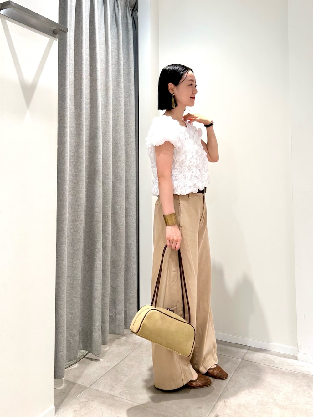 イエロー系のその他パンツ、ホワイト系のシャツ/ブラウス、ブラウン系のサンダルを着用したレディースの夏コーディネートの3枚目の写真