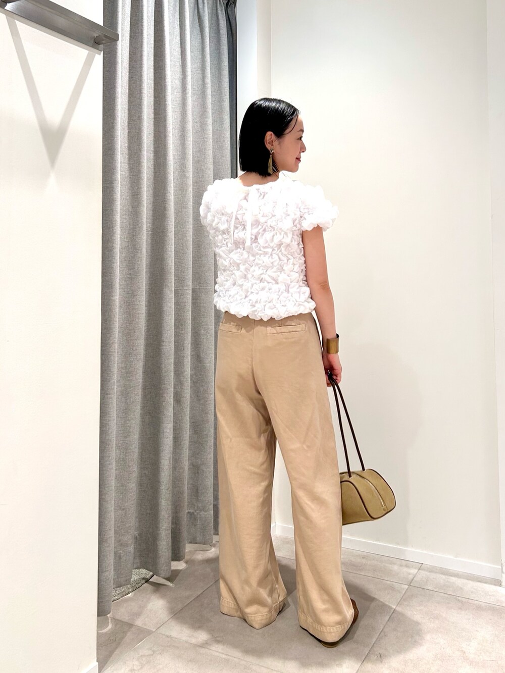 イエロー系のその他パンツ、ホワイト系のシャツ/ブラウス、ブラウン系のサンダルを着用したレディースの夏コーディネートの4枚目の写真