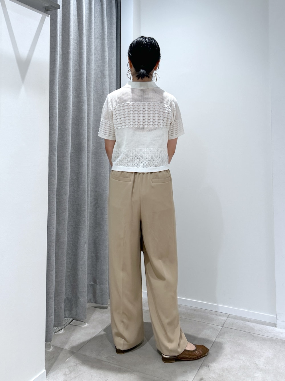 イエロー系のその他パンツ、ホワイト系のカーディガン/ボレロ、ベージュ系のトートバッグを着用したレディースの夏コーディネートの3枚目の写真