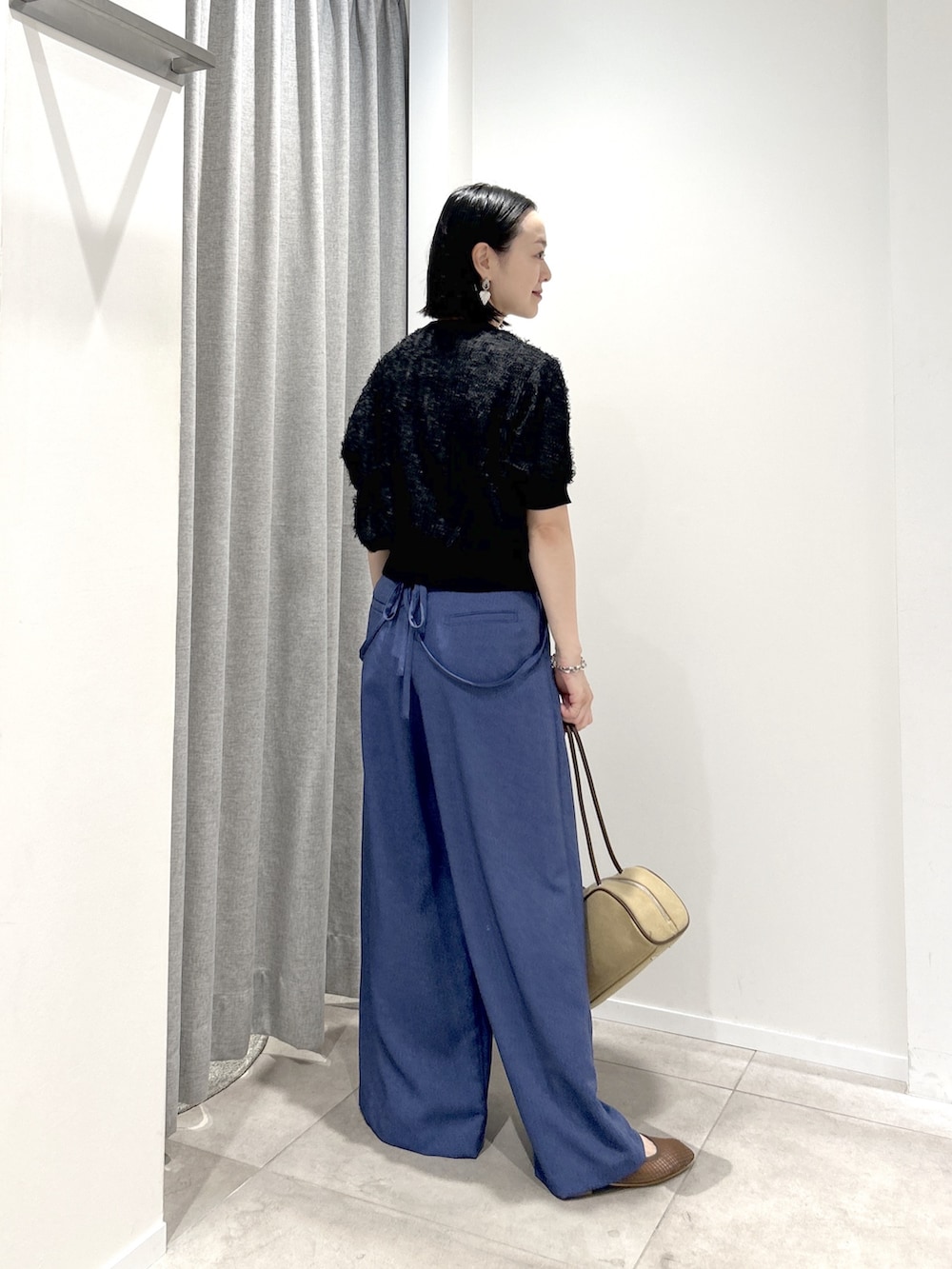 ブルー系のその他パンツ、ブラック系のカーディガン/ボレロ、ベージュ系のボストンバッグを着用したレディースの夏コーディネートの3枚目の写真