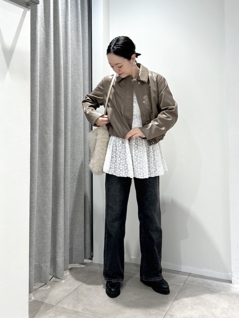 ホワイト系のTシャツ/カットソー、ブラック系のデニムパンツ、ブラウン系のブルゾンを着用したレディースの秋コーディネートの3枚目の写真