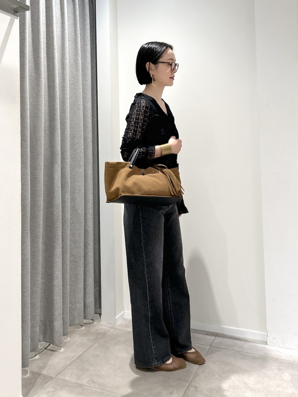 ブラック系のカーディガン/ボレロ、ブラック系のデニムパンツ、ベージュ系のトートバッグを着用したレディースの夏コーディネートの3枚目の写真