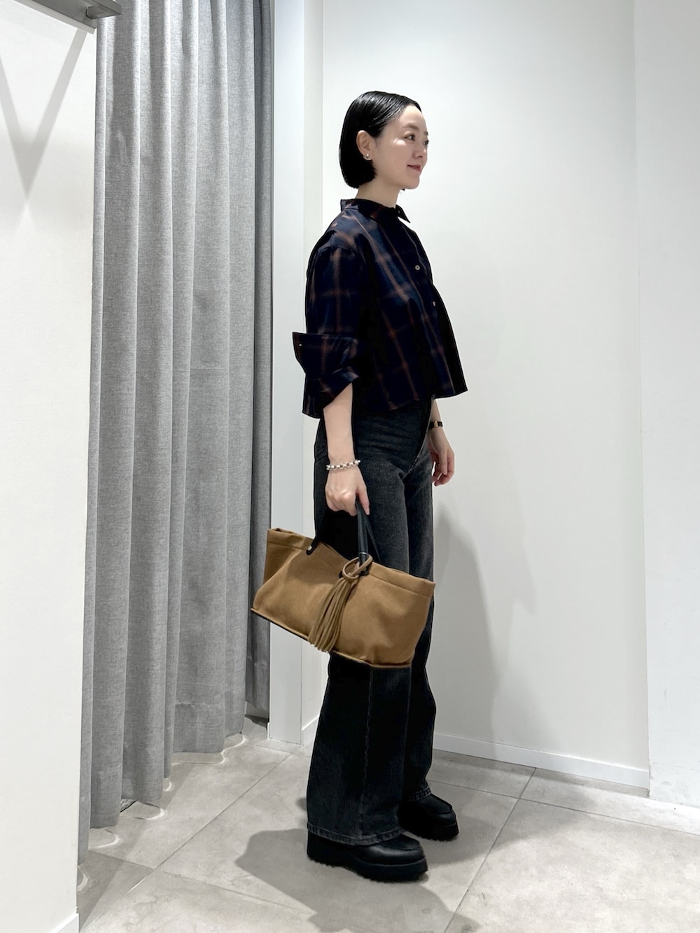 ブルー系のシャツ/ブラウス、ブラック系のデニムパンツ、ベージュ系のトートバッグを着用したレディースの夏コーディネートの4枚目の写真