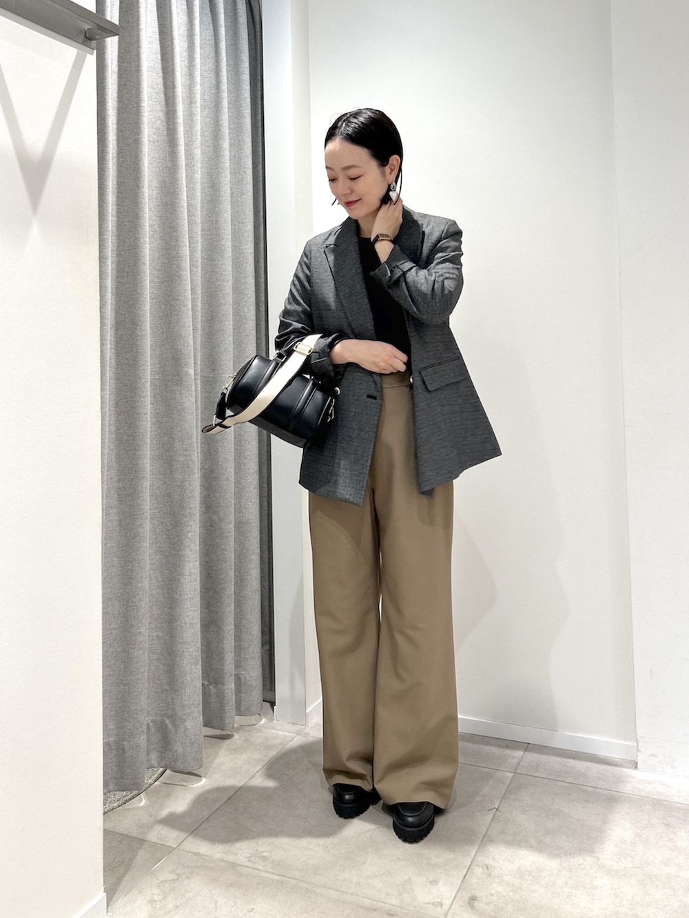 ブラック系のテーラードジャケット、イエロー系のその他パンツ、ブラック系のローファーを着用したレディースの秋コーディネートの2枚目の写真
