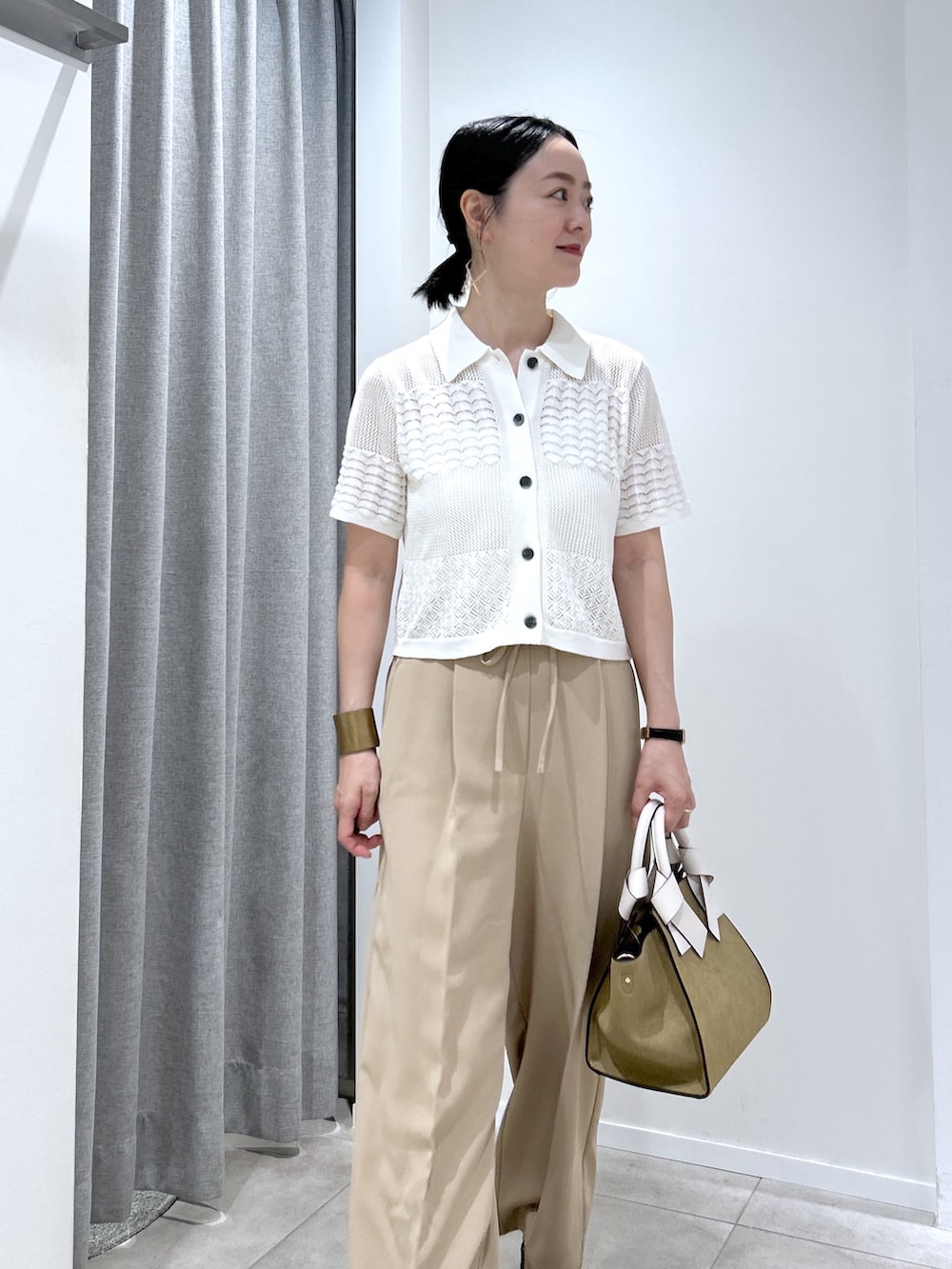 イエロー系のその他パンツ、ホワイト系のカーディガン/ボレロ、ベージュ系のトートバッグを着用したレディースの夏コーディネートの4枚目の写真