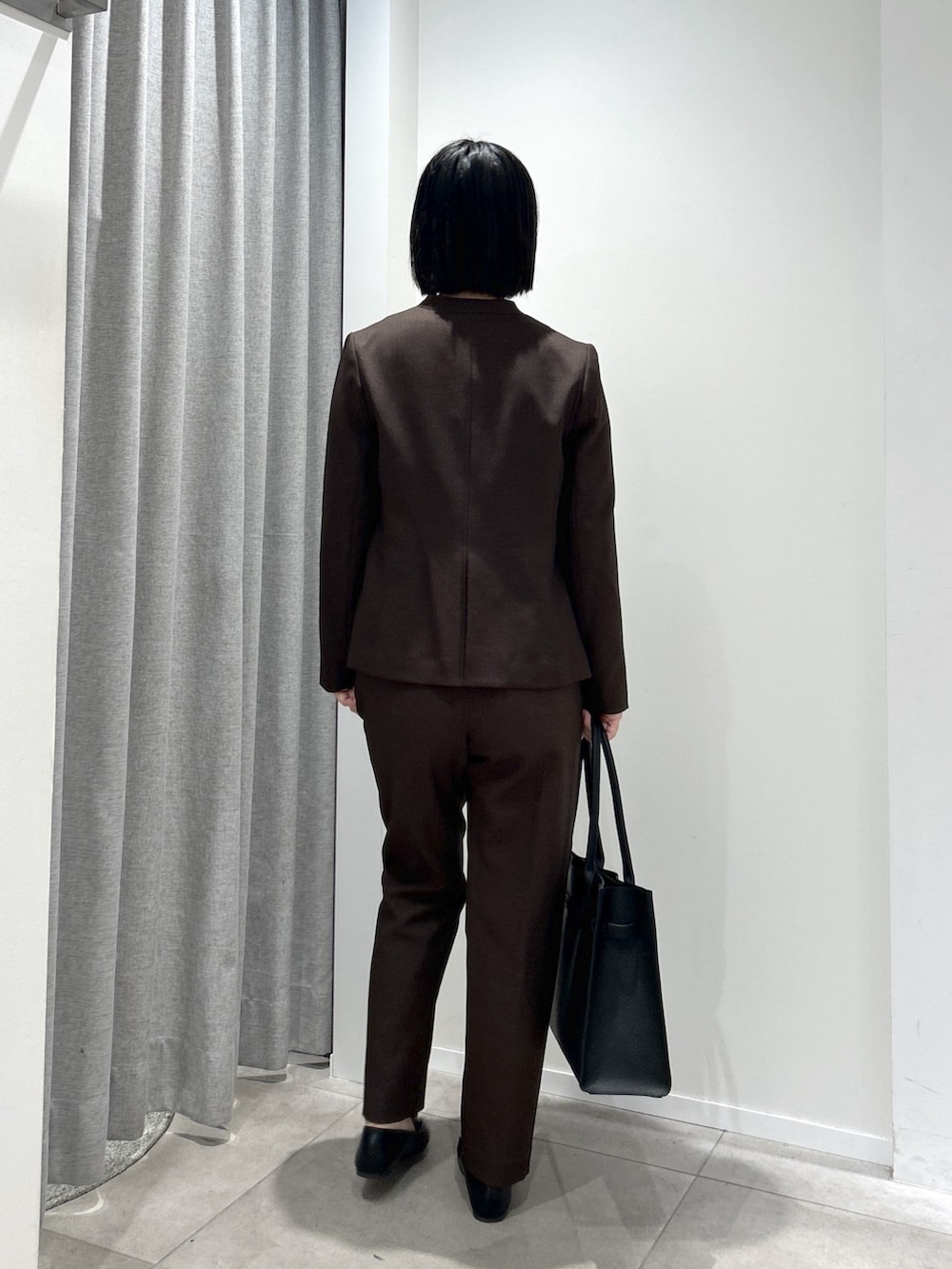 ブラウン系のその他パンツ、ブラック系のローファー、ブラック系のトートバッグを着用したレディースの秋コーディネートの5枚目の写真