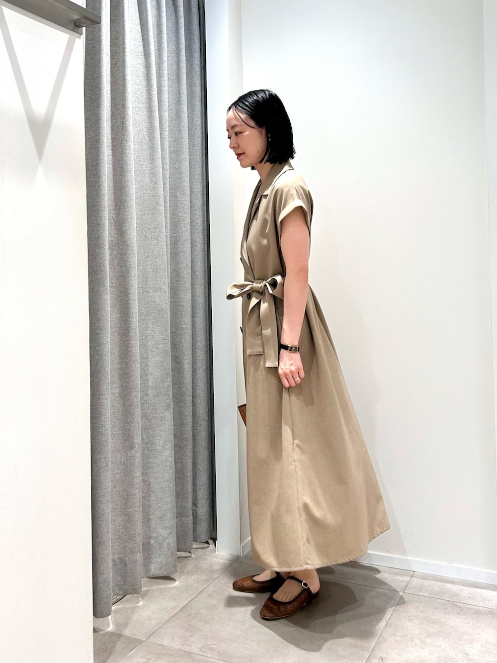 ベージュ系のワンピース、ホワイト系のトートバッグ、ブラウン系のサンダルを着用したレディースの夏コーディネートの5枚目の写真