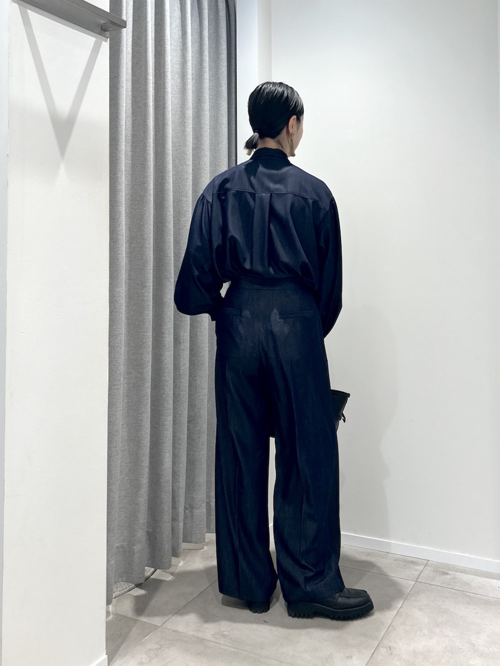 ブルー系のその他パンツ、ブルー系のシャツ/ブラウス、ブラック系のトートバッグを着用したレディースの秋コーディネートの4枚目の写真