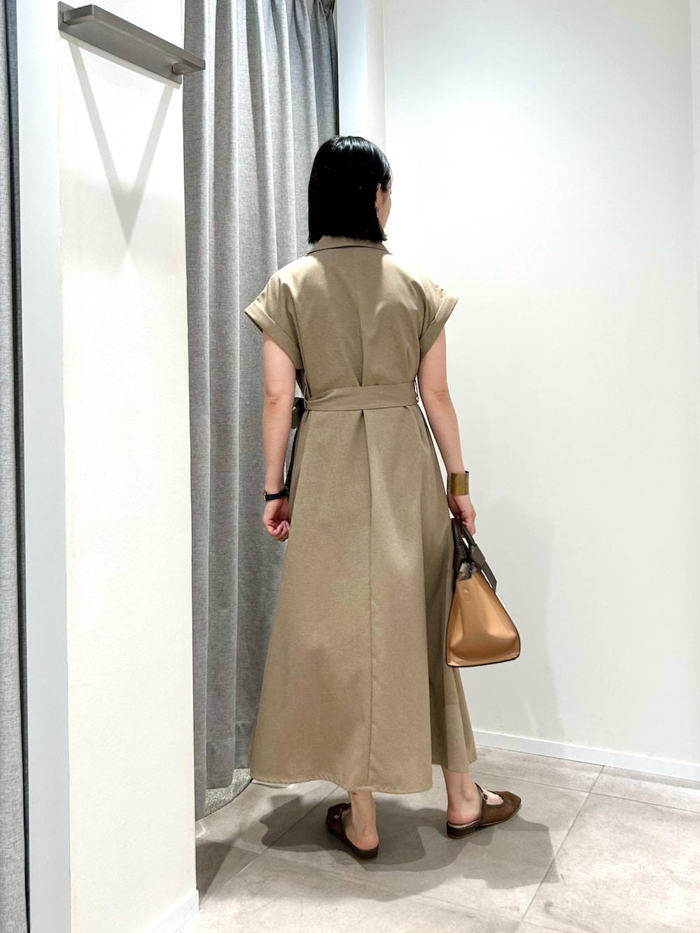 ベージュ系のワンピース、ホワイト系のトートバッグ、ブラウン系のサンダルを着用したレディースの夏コーディネートの6枚目の写真