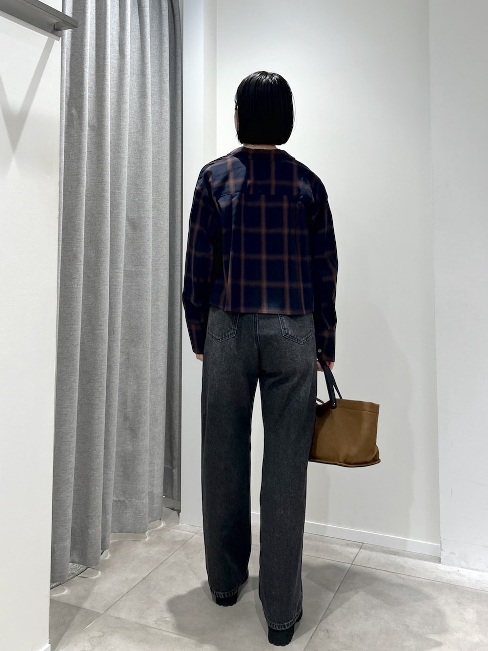 ブルー系のシャツ/ブラウス、ブラック系のデニムパンツ、ベージュ系のトートバッグを着用したレディースの夏コーディネートの3枚目の写真