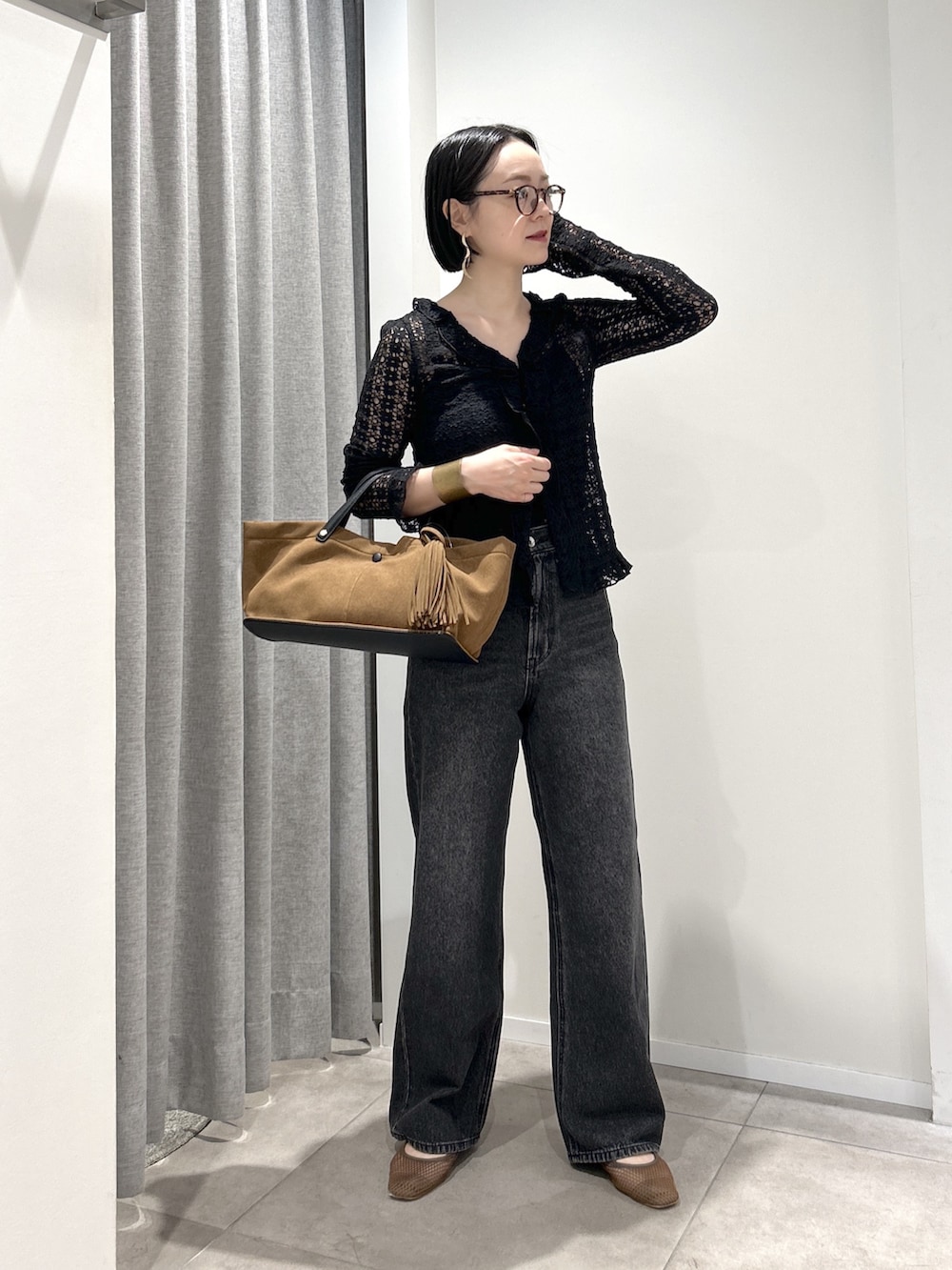 ブラック系のカーディガン/ボレロ、ブラック系のデニムパンツ、ベージュ系のトートバッグを着用したレディースの夏コーディネートの2枚目の写真