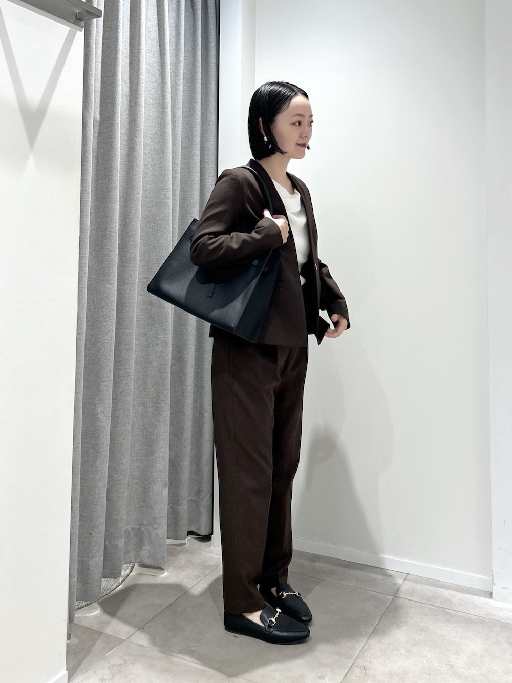 ブラウン系のその他パンツ、ブラック系のローファー、ブラック系のトートバッグを着用したレディースの秋コーディネートの2枚目の写真