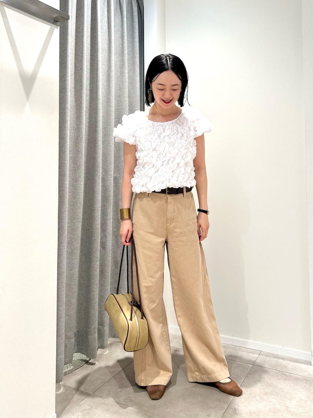 イエロー系のその他パンツ、ホワイト系のシャツ/ブラウス、ブラウン系のサンダルを着用したレディースの夏コーディネートの2枚目の写真