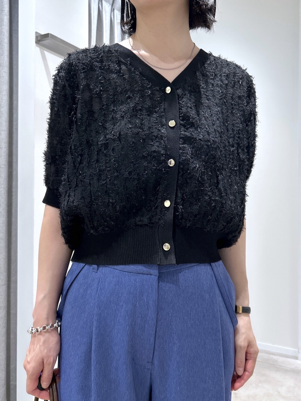 ブルー系のその他パンツ、ブラック系のカーディガン/ボレロ、ベージュ系のボストンバッグを着用したレディースの夏コーディネートの4枚目の写真