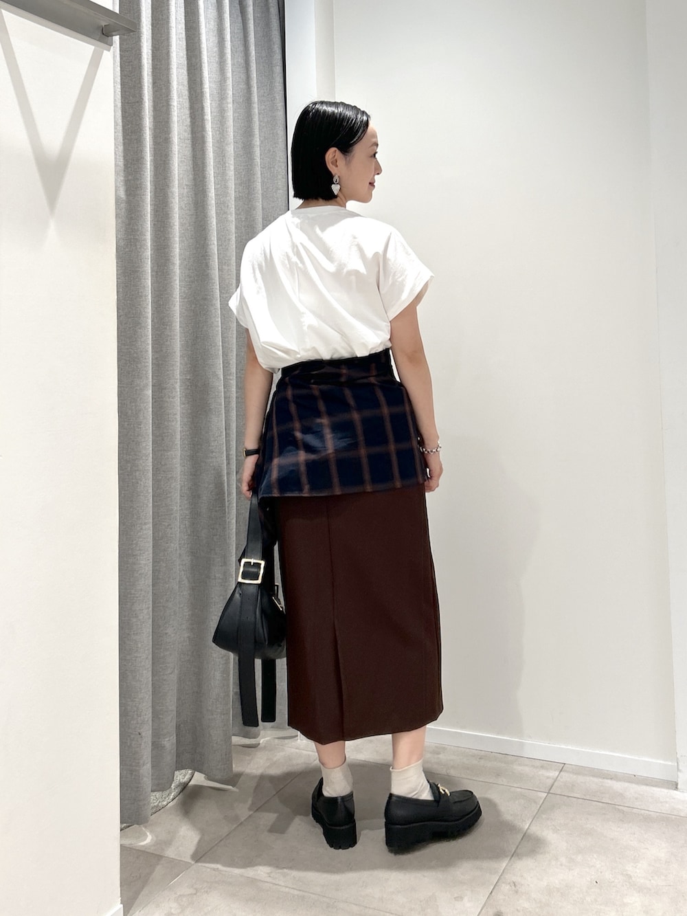ブルー系のシャツ/ブラウス、ホワイト系のTシャツ/カットソー、ブラウン系のスカートを着用したレディースの夏コーディネートの3枚目の写真
