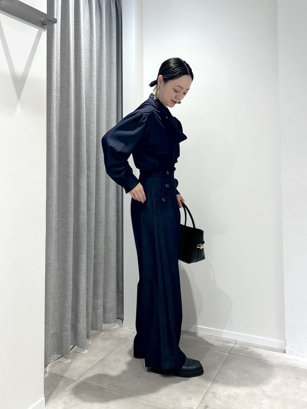 ブルー系のその他パンツ、ブルー系のシャツ/ブラウス、ブラック系のトートバッグを着用したレディースの秋コーディネートの2枚目の写真