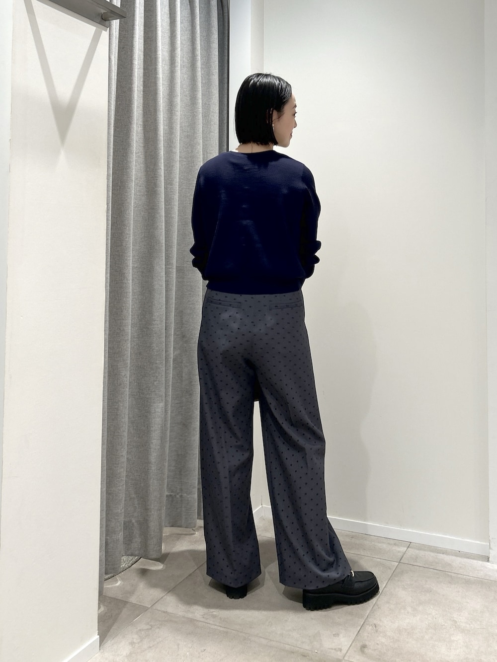 グレー系のその他パンツ、ブルー系のカーディガン/ボレロ、ブラック系のショルダーバッグを着用したレディースの秋コーディネートの3枚目の写真