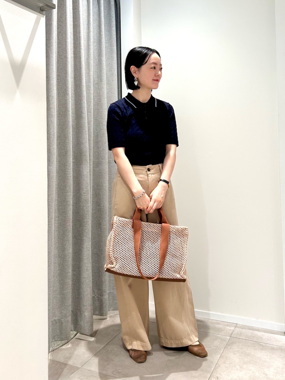 ブルー系のポロシャツ、イエロー系のその他パンツ、イエロー系のトートバッグを着用したレディースの夏コーディネートの2枚目の写真