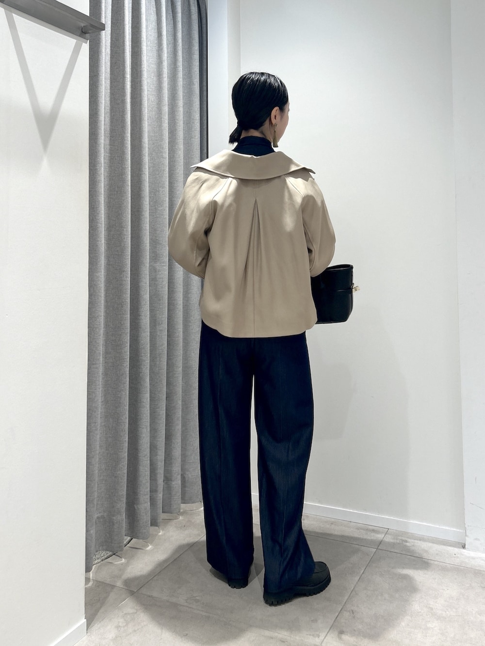 ベージュ系のトレンチコート、ブルー系のシャツ/ブラウス、ブルー系のその他パンツを着用したレディースの秋コーディネートの3枚目の写真