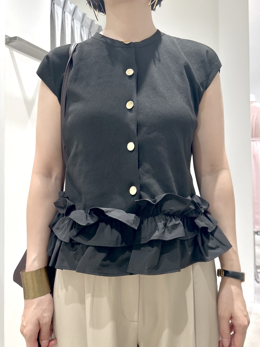 ベージュ系のその他パンツ、ブラック系のベストを着用したレディースの夏コーディネートの4枚目の写真