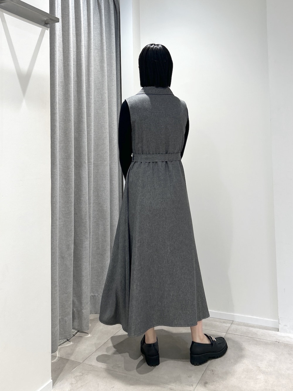 ブラック系のワンピース、ブラック系のニット/セーター、ブラック系のトートバッグを着用したレディースの秋コーディネートの4枚目の写真