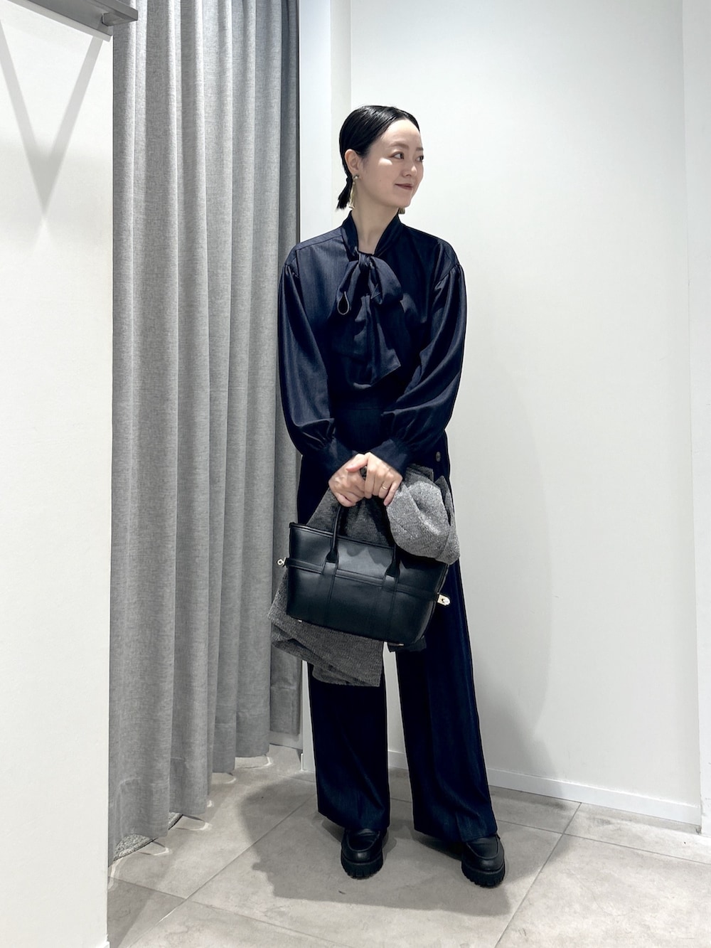 ブルー系のその他パンツ、ブルー系のシャツ/ブラウス、ブラック系のトートバッグを着用したレディースの秋コーディネートの3枚目の写真