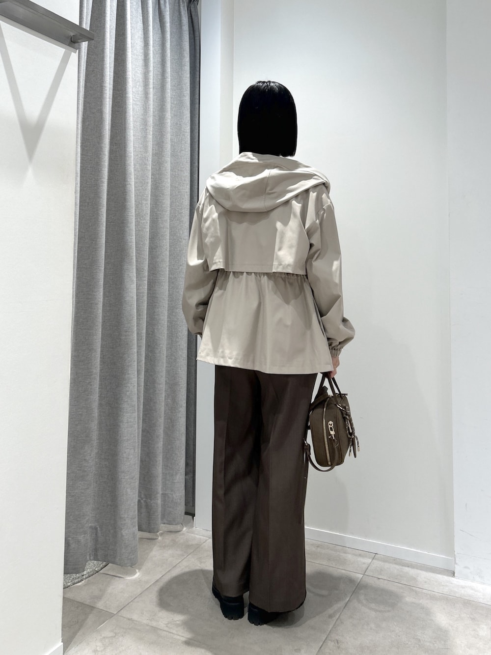 ベージュ系のマウンテンパーカー、ブラウン系のその他パンツ、ブルー系のニット/セーターを着用したレディースの秋コーディネートの4枚目の写真