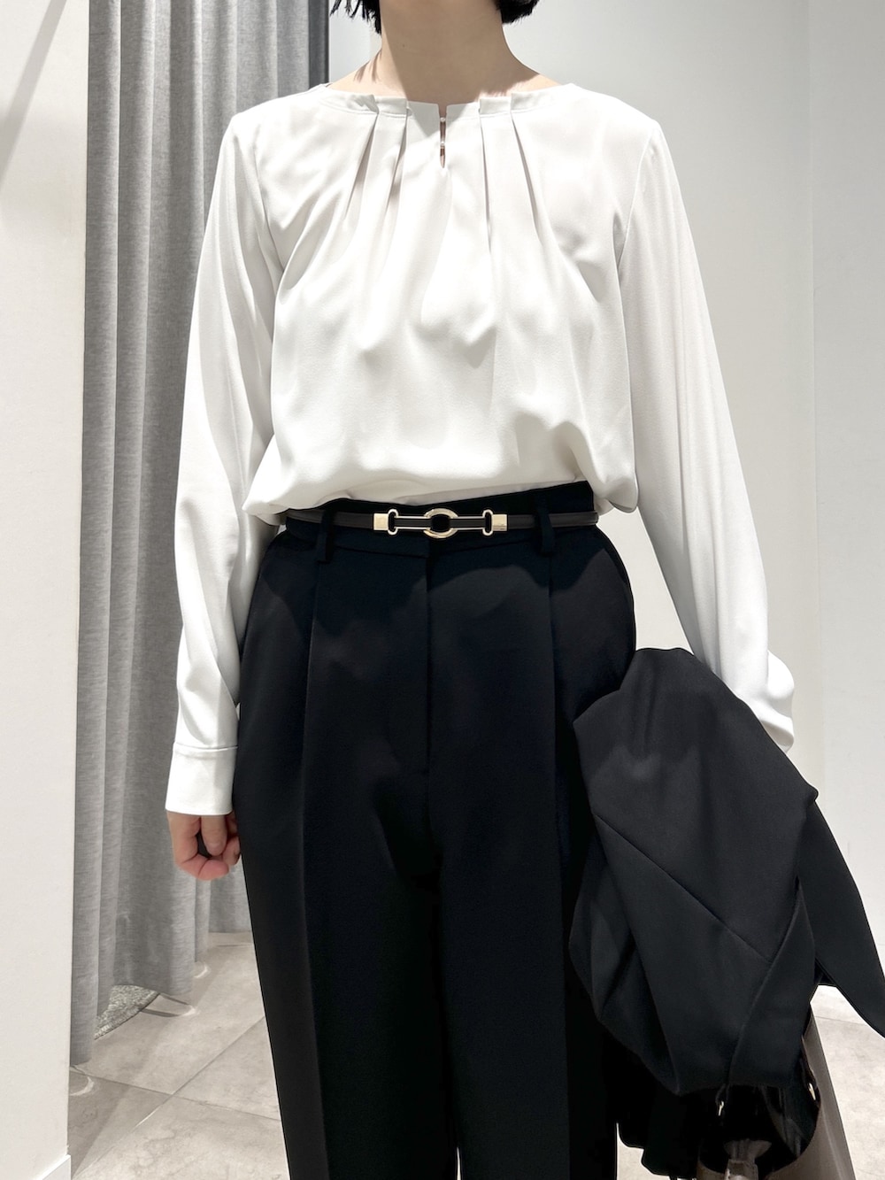 ブラック系のテーラードジャケット、ブラック系のその他パンツ、ブラウン系のトートバッグを着用したレディースの秋コーディネートの4枚目の写真