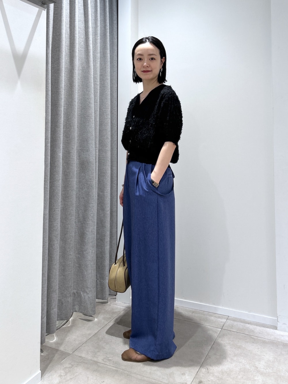 ブルー系のその他パンツ、ブラック系のカーディガン/ボレロ、ベージュ系のボストンバッグを着用したレディースの夏コーディネートの2枚目の写真