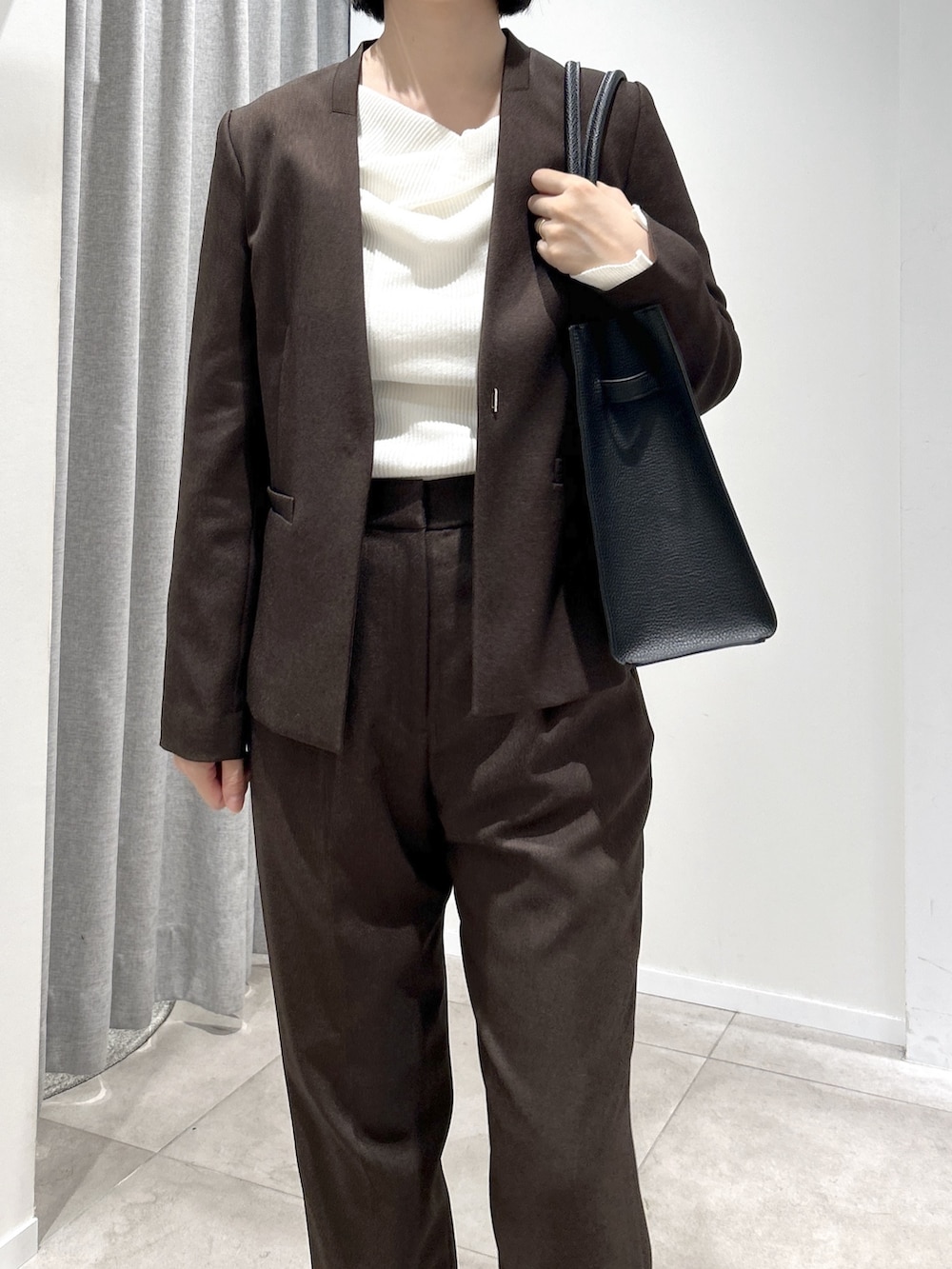 ブラウン系のその他パンツ、ブラック系のローファー、ブラック系のトートバッグを着用したレディースの秋コーディネートの3枚目の写真