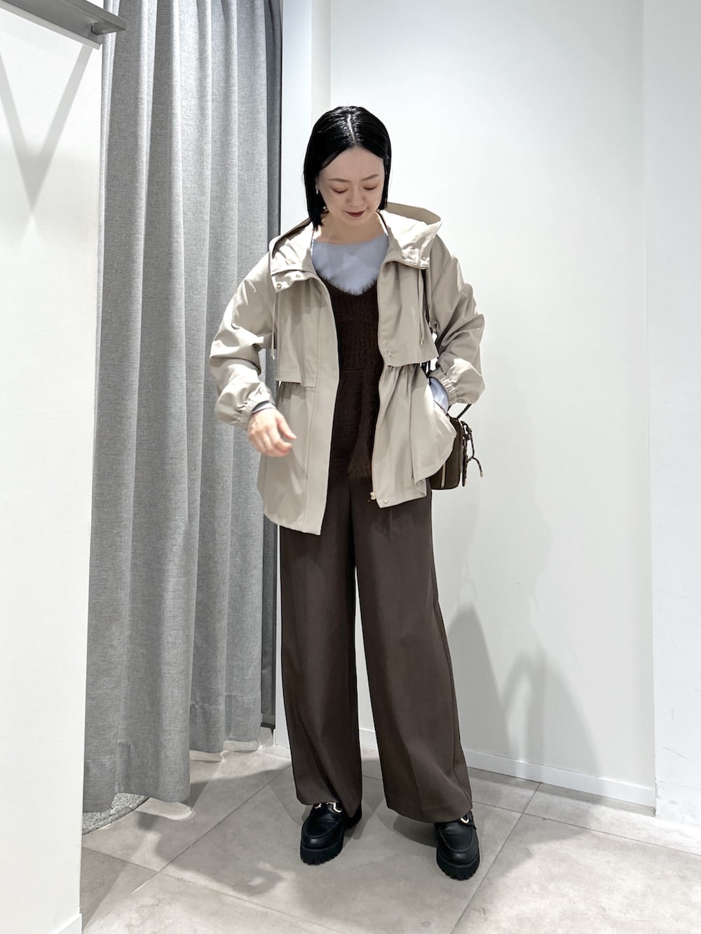 ベージュ系のマウンテンパーカー、ブラウン系のその他パンツ、ブルー系のニット/セーターを着用したレディースの秋コーディネートの2枚目の写真