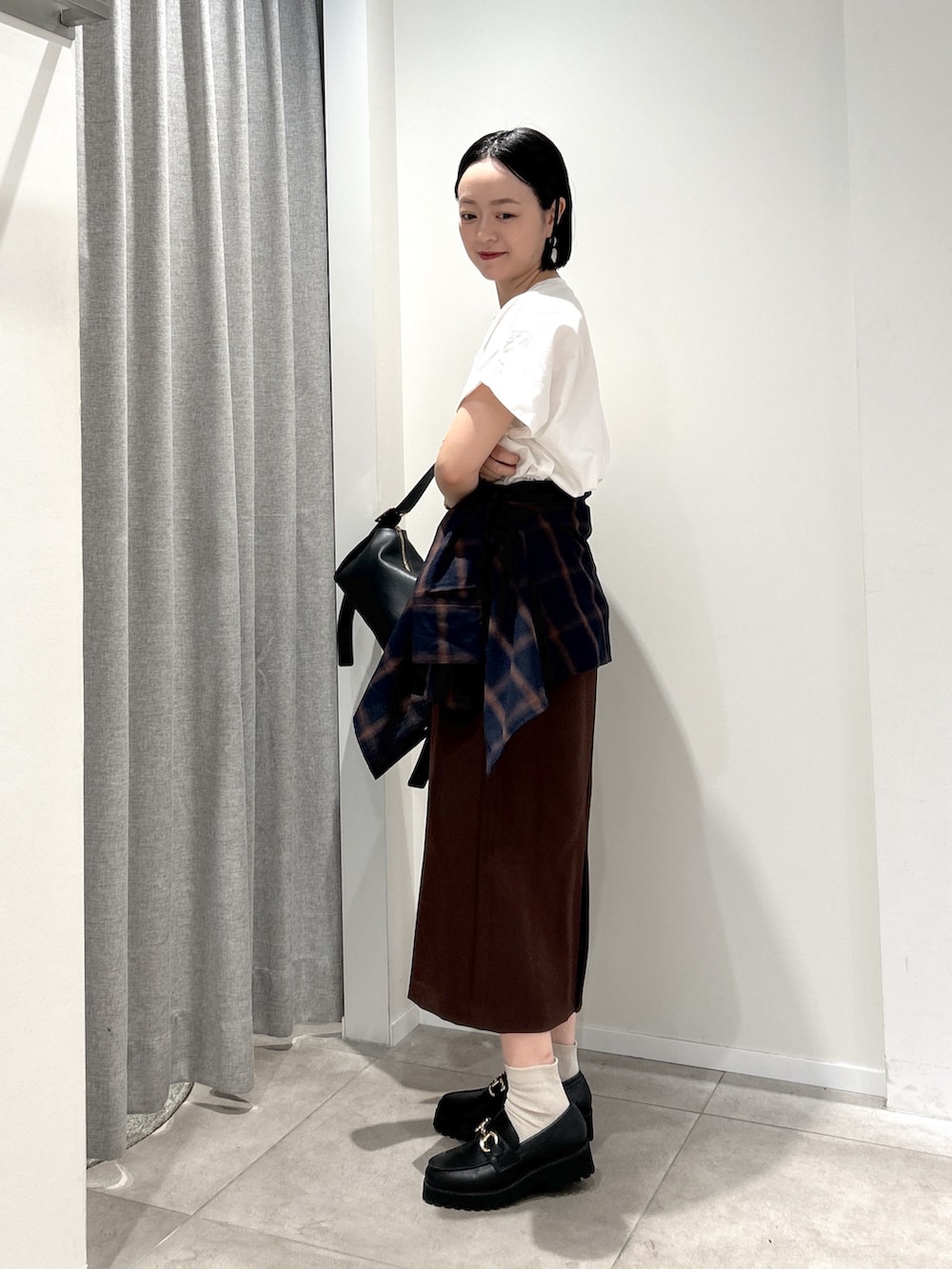 ブルー系のシャツ/ブラウス、ホワイト系のTシャツ/カットソー、ブラウン系のスカートを着用したレディースの夏コーディネートの2枚目の写真