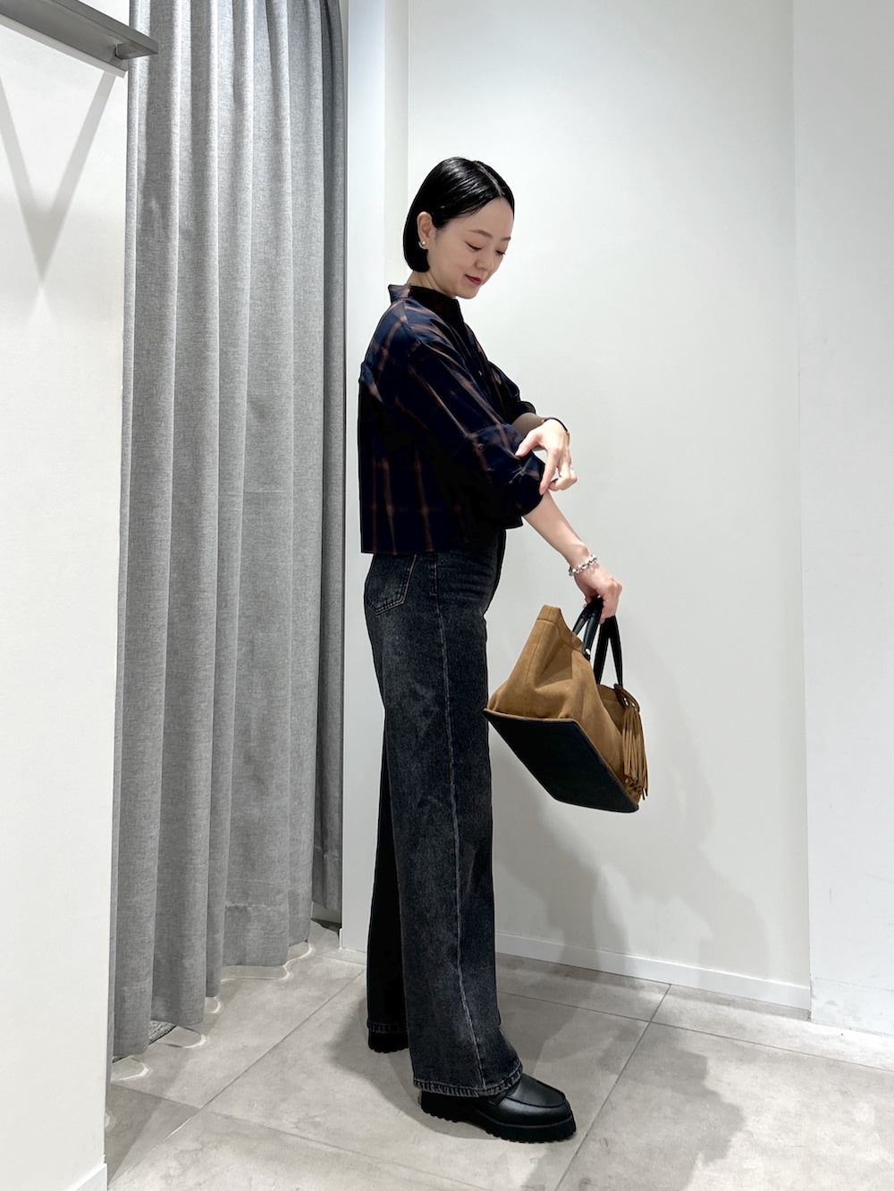 ブルー系のシャツ/ブラウス、ブラック系のデニムパンツ、ベージュ系のトートバッグを着用したレディースの夏コーディネートの2枚目の写真